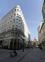 The "Fashion Street" pedestrian mall and the Art Nouveau building of the Hotel Le Méridien with its rounded corner - Budapeste, Hungria