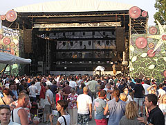 The stage of the Budapest Park open-air concert venue in the light of the setting sun - Budapeste, Hungria