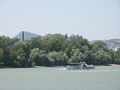 Small riverboat on the Danube River, in front of the Óbuda Island (also known as "Hajógyár Island" or "Shipyard Island"), viewed from the "Népsziget" ("People's Island") - Budapeste, Hungria