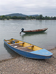 Moored smaller boats on the riverbank - Göd, Hungria