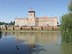 The Castle of Gyula on the other side of the lake - Gyula, Hungria