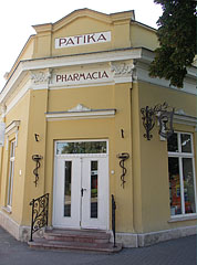 Entrance of the Tóvárosi Pharmacy ("Tóvárosi Gyógyszertár") on the corner of the yellow building - Tata, Hungria