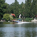 Holiday homes of the Barbakán Street on the other side of the Danube, and a motorboat on the river, viewed from the Csepel Island - Ráckeve, Hungría