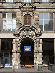 The entrance of the apartment building called Csáky-Cziráky Palace  - Budapest, Ungheria