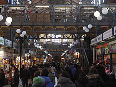 Mass of customers and onlookers in the Great (Central) Market Hall - Budapest, Ungheria