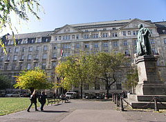 Statue of Archduke Joseph, Palatine of Hungary ("Habsburg József nádor"), who the square is named after, as well as the palace of the Ministry of Finance - Budapest, Ungheria