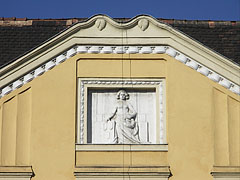 Relief on a yellow building - Budapest, Ungheria