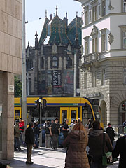 Tram stop in the boulevard, and in the distance the Art Nouveau style palace is the Museum of Applied Arts - Budapest, Ungheria