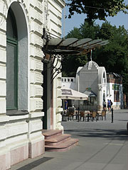 The netrance of the Gundel Restaurant, and some distance away theterrece of the Gundel Confectionery and the ticket office of the Budapest Zoo can be seen - Budapest, Ungheria