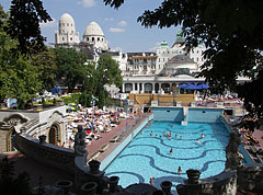 View from the retaining wall of the garden to the wave pool - Budapest, Ungheria