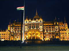 The illuminated Country Flag and the Hungarian Parliament Building (in Hungarian "Országház") - Budapest, Ungheria