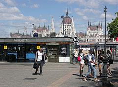 Metro station in Batthyány Suare ("Batthyány tér") with the Hungarian Parliament Building in the background - Budapest, Ungheria