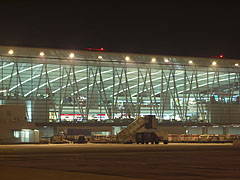 The "Sky Court" waiting hall building, viewed from outside, from the beside the airplanes - Budapest, Ungheria