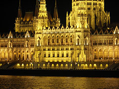 The Hungarian Parliament Building (in Hungarian "Országház") at night - Budapest, Ungheria