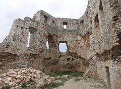 Inside the pentagonal gothic residental tower (or Keep) of the Upper Castle (the Upper Castle was first built in the 13rd-14th century) - Csesznek, Ungheria