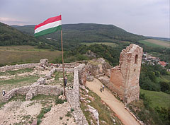 The view from above to the ruins of the Lower Castle, to the castle gate and the Clock Tower - Csesznek, Ungheria