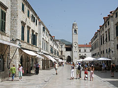 The main street (Stradun) with the Ploče Gate and the bell tower (or belfry) - Dubrovnik (Ragusa), Croazia