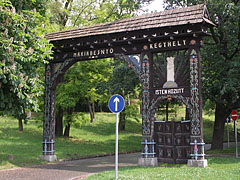 A Szekely gate welcomes the visitors at the entrance of the park - Gödöllő, Ungheria