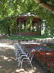 Park with benches and flowers on Radó Island (actually the whole island is a park) - Győr, Ungheria