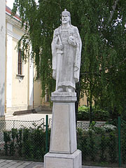 The statue of St. Stephen of Hungary in front of the Roman Catholic Parish Church of Újhatvan quarter - Hatvan, Ungheria