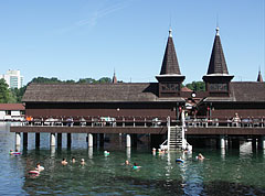 One of the bath houses of Lake Hévíz (Hévízi-tó), with a hotel in the background - Hévíz, Ungheria