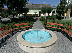 Blue round fountain pool in the small park at the central building block of the main square - Nagykőrös, Ungheria