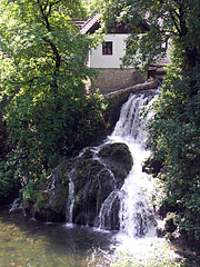 The waterfalls of the Slunjčica River flow into the Korana River, under the houses of Rastoke - Slunj, Croazia