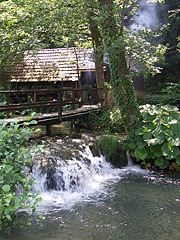 Terrace of the "Konoba pod Rastočkim krovom" restaurant with a small bridge over the cascade on the river - Slunj, Croazia