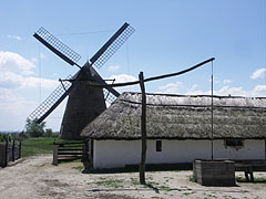 A shadoof or draw well and a sheepcote on the farmstead from Nagykunság, as well as the windmill from Dusnok - Szentendre (Sant'Andrea), Ungheria