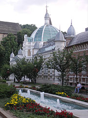 Park in the Erzsébet Square, as well as the showy modern all-glass dome of the Erzsébet Bath - Miskolc, Hongrie