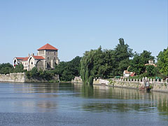 The Öreg Lake (Old Lake) and the Castle of Tata, which can be categorized as a water castle - Tata, Hongrie