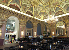 BookCafe Café in the Lotz Room of the Paris Department Store building - Budapest, Unkari