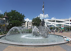 The play of the water of the Széchenyi Fountain in the main square - Siófok, Unkari