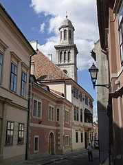 Cozy street with baroque houses and the tower of the Evangelical Lutheran Church - Sopron, Unkari