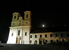 The Abbey Church of Tihany by night, starts and the rising moon is in the background - Tihany, Unkari