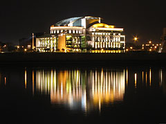 The night lights of the new National Theatre, viewed from the lower quay in Buda - Budimpešta, Madžarska