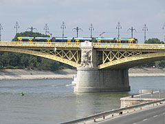 The Margaret Bridge ("Margit híd") viewed from the Pest-side embankment - Budimpešta, Madžarska