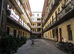 The inner courtyard or patio of an apartment building - Budimpešta, Madžarska