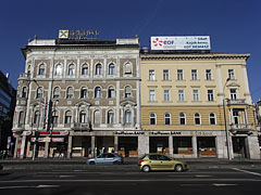 Four-story apartment buildings, formerly the famous EMKE Coffee House was operated downstairs in the yellow building on the right - Budimpešta, Madžarska