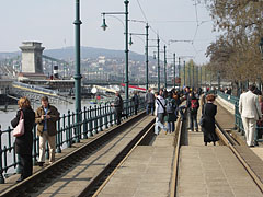 Promenading and picnic atmosphere on the tram rails, right beside the Duna Korzó promenade - Budimpešta, Madžarska