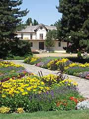 The "Rózsalugas" ("Rose Arbor") park on the waterfront is full of flowers, in the background it is the Hotel Balaton - Keszthely, Madžarska