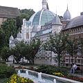 Park in the Erzsébet Square, as well as the showy modern all-glass dome of the Erzsébet Bath - Miskolc, Madžarska