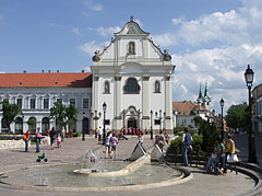 The renovated main square of Vác with charming fountain and the baroque building of the Dominican Church ("Church of the Whites", Fehérek temploma) - Vác, Madžarska