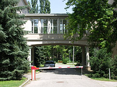 Skyway, covered bridge between the buildings of the College of International Management and Business - Budapeszt, Węgry