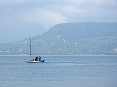 The Badacsony Hill viewed from the southern shore of Lake Balaton - Badacsonytomaj, Унгария