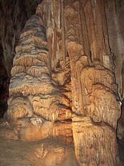 Monumental dripstones by the Styx Brook - Domica cave, Словакия