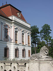 The Grassalkovich Palace with a stone sculpture of a lion - Gödöllő, Унгария