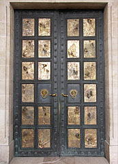 Biblical scenes cast in bronze, on the double door of the Cathedral of Pécs - Pécs, Унгария