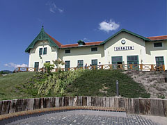 Small park in front of the main entrance of the museum - Szentendre, Унгария