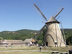 The windmill from Dusnok and the farmstead from the Nagykunság, with verdant hills in the distance - Szentendre, Унгария